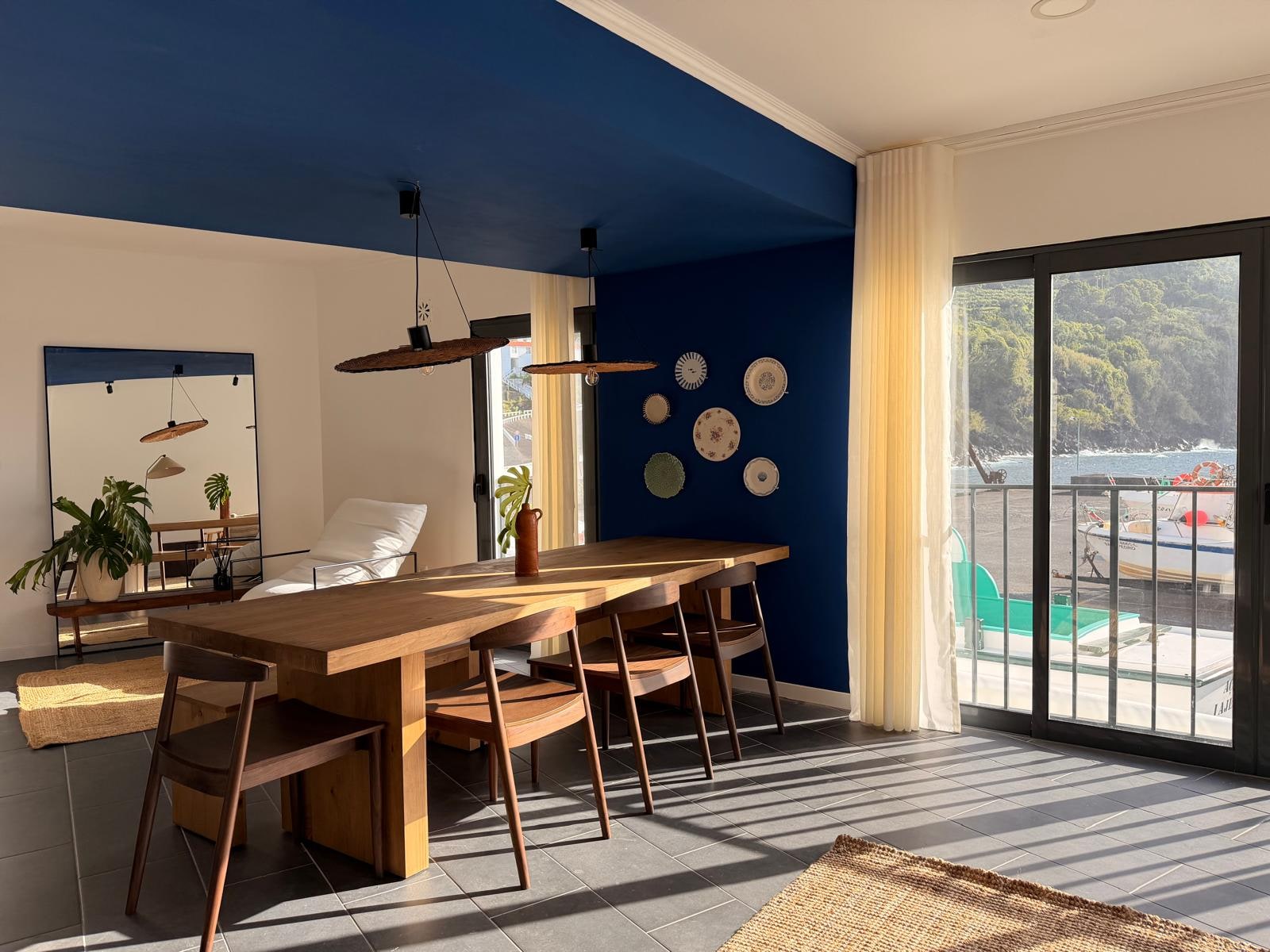 Sala da Casa do Porto com vista para o porto de Santa Cruz das Ribeiras