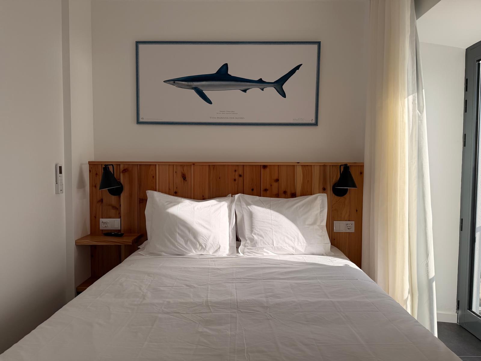 Quarto Q2 Duplo Clássico com gravura marítima e cama de casal